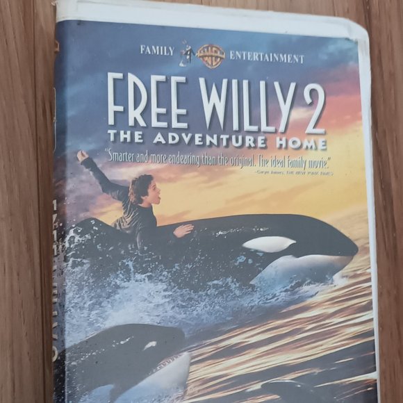 FREE WILLY 2 THE ADVENTURE HOME VHS CLAMSHELL - Picture 1 of 2
